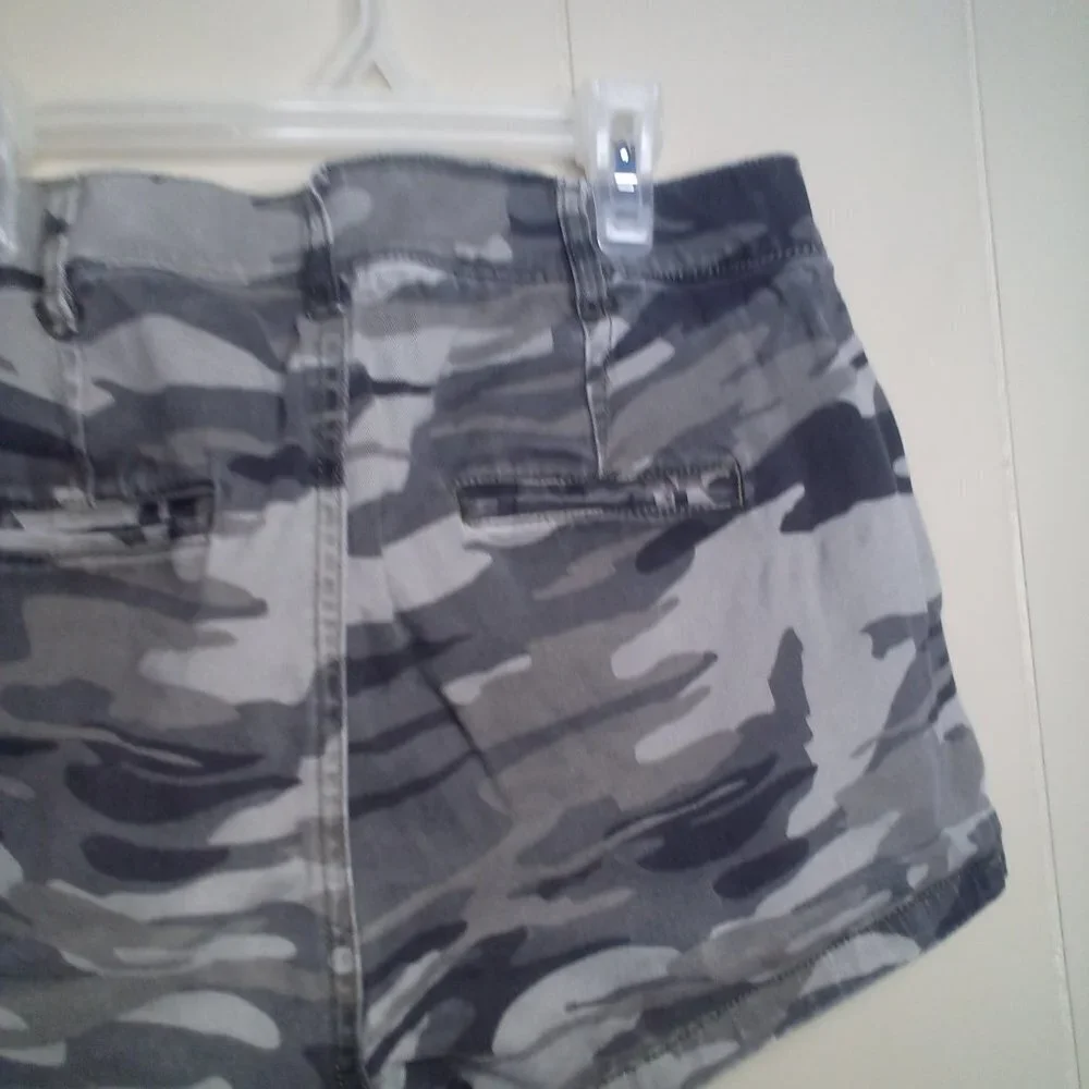 Express Shorts 2 Mid Rise Camo Green Black